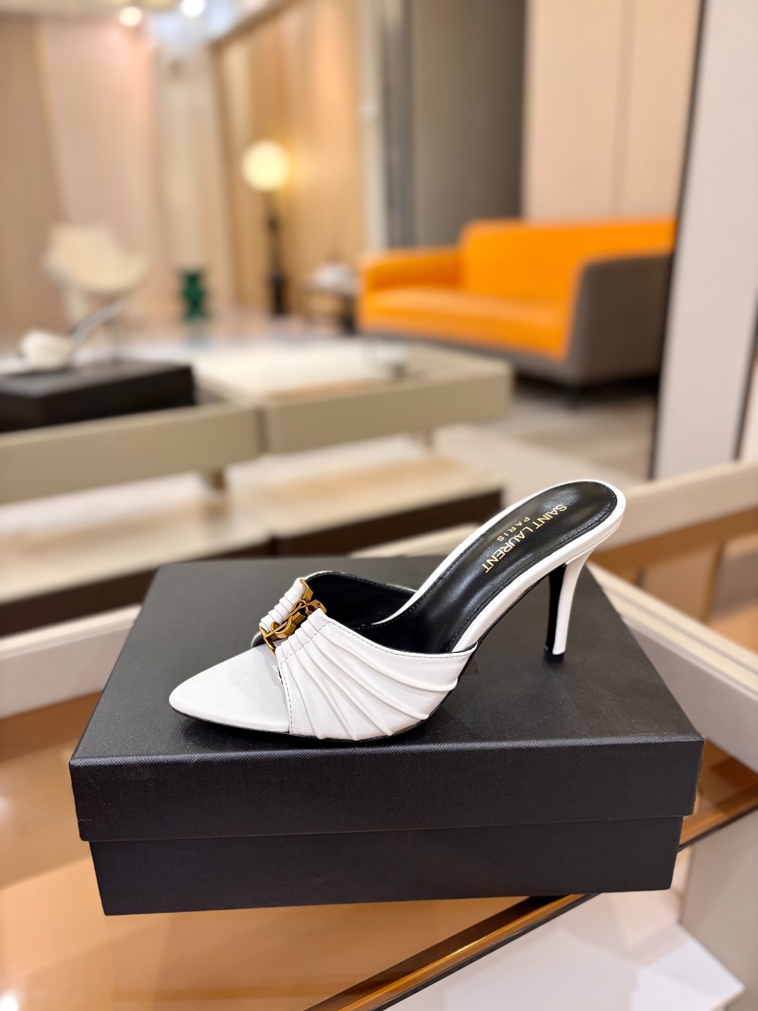 YSL「SAINT LAURENT*」  夏季新品 尖头优雅大气高跟拖鞋 ——————————  尖头设计拉长腿部线条，