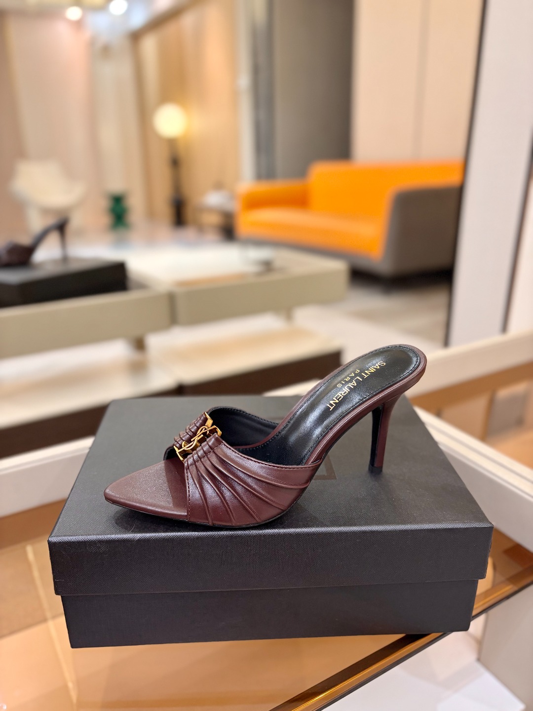 YSL「SAINT LAURENT*」  夏季新品 尖头优雅大气高跟拖鞋 ——————————  尖头设计拉长腿部线条，