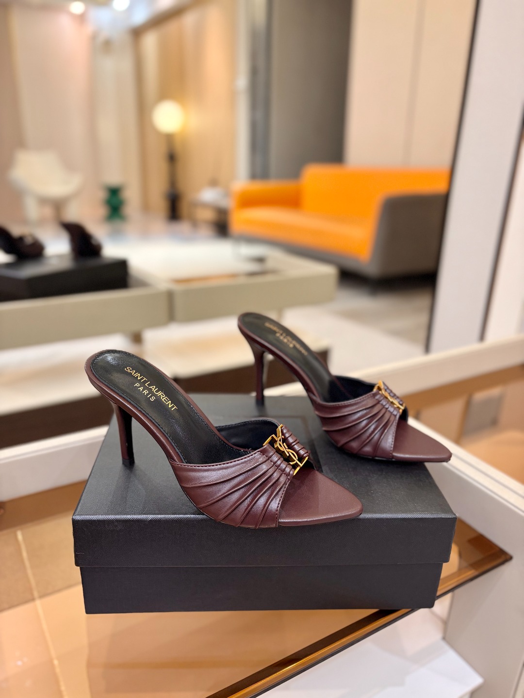 YSL「SAINT LAURENT*」 夏季新品 尖头优雅大气高跟拖鞋 —————————— 尖头设计拉长腿部线条, YSL「SAINT LAURENT*」 夏季新品 尖头优雅大气高跟拖鞋 —————————— 尖头设计拉长腿部线条,