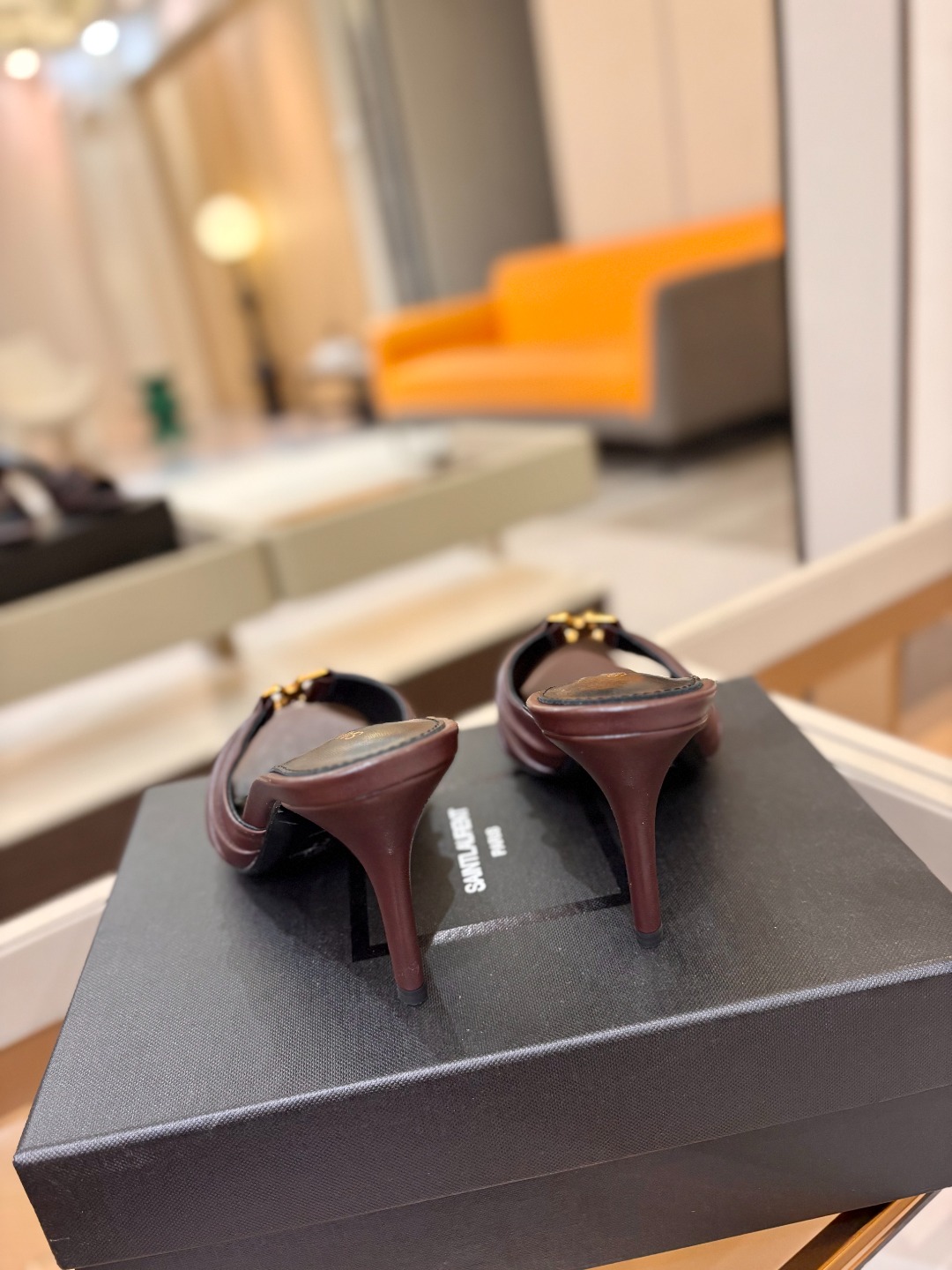 YSL「SAINT LAURENT*」 夏季新品 尖头优雅大气高跟拖鞋 —————————— 尖头设计拉长腿部线条, YSL「SAINT LAURENT*」 夏季新品 尖头优雅大气高跟拖鞋 —————————— 尖头设计拉长腿部线条,