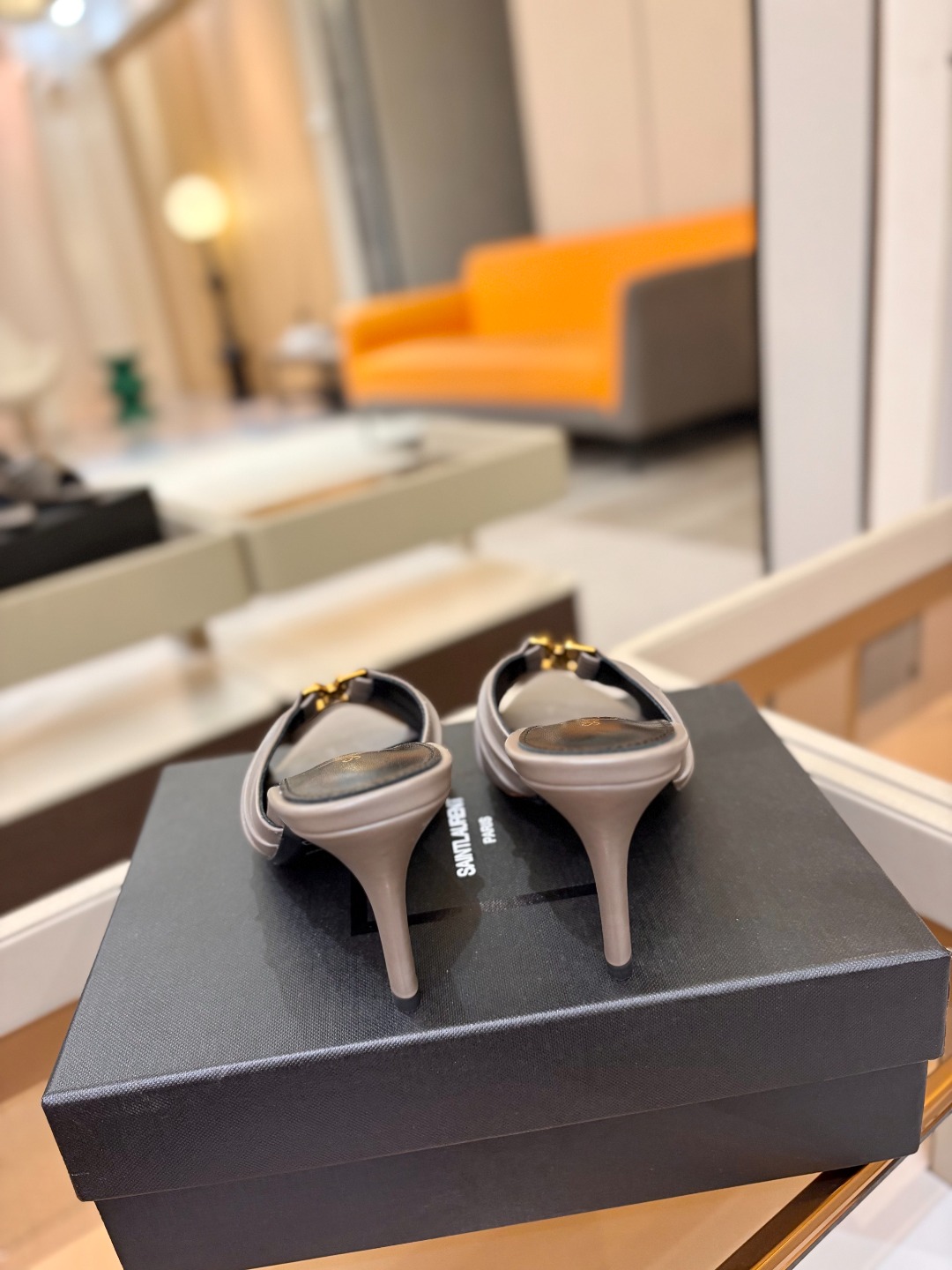 YSL「SAINT LAURENT*」 夏季新品 尖头优雅大气高跟拖鞋 —————————— 尖头设计拉长腿部线条, YSL「SAINT LAURENT*」 夏季新品 尖头优雅大气高跟拖鞋 —————————— 尖头设计拉长腿部线条,