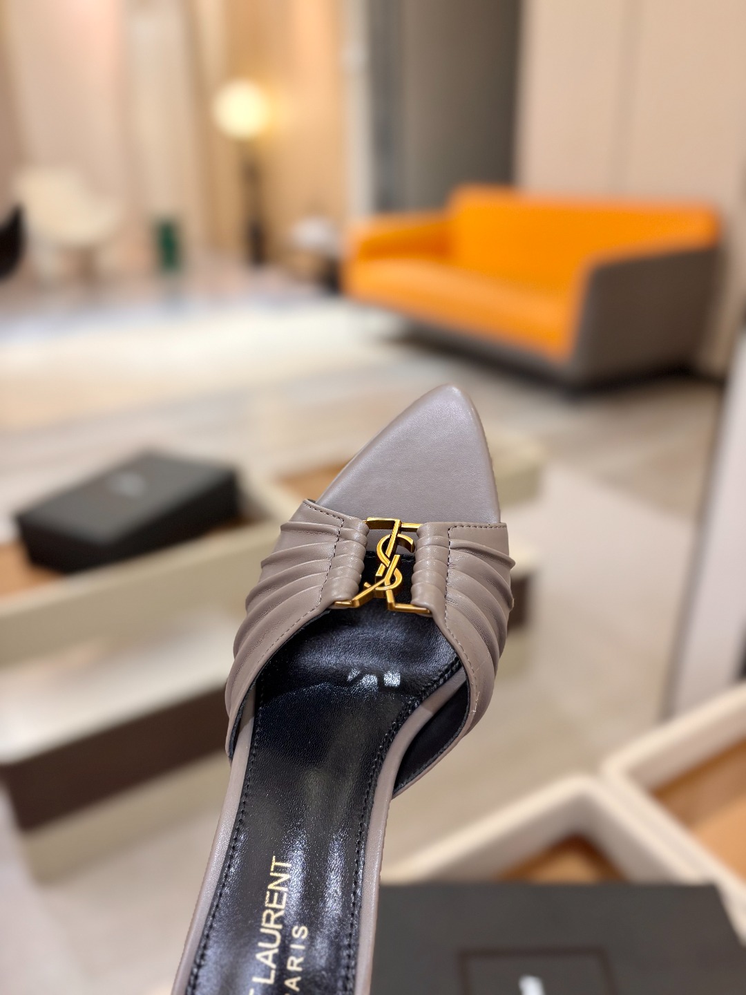 YSL「SAINT LAURENT*」 夏季新品 尖头优雅大气高跟拖鞋 —————————— 尖头设计拉长腿部线条, YSL「SAINT LAURENT*」 夏季新品 尖头优雅大气高跟拖鞋 —————————— 尖头设计拉长腿部线条,