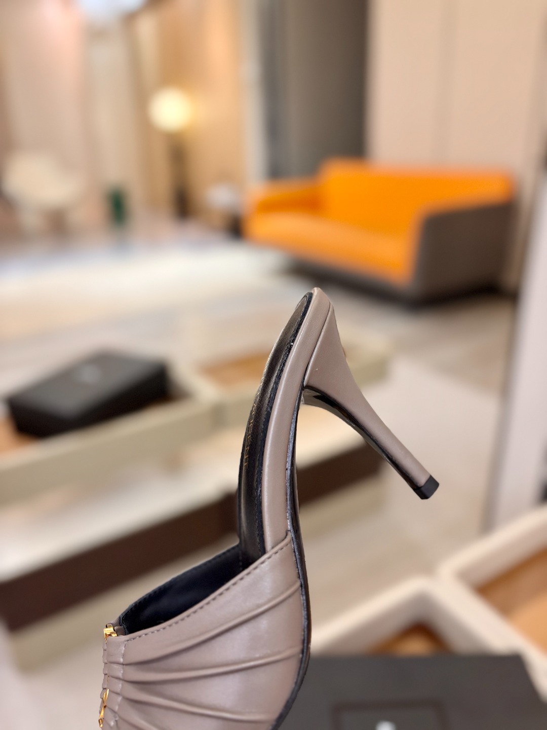 YSL「SAINT LAURENT*」 夏季新品 尖头优雅大气高跟拖鞋 —————————— 尖头设计拉长腿部线条, YSL「SAINT LAURENT*」 夏季新品 尖头优雅大气高跟拖鞋 —————————— 尖头设计拉长腿部线条,