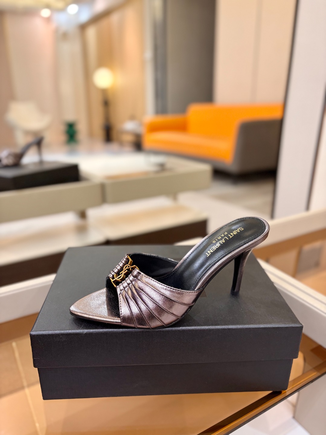 YSL「SAINT LAURENT*」  夏季新品 尖头优雅大气高跟拖鞋 ——————————  尖头设计拉长腿部线条，