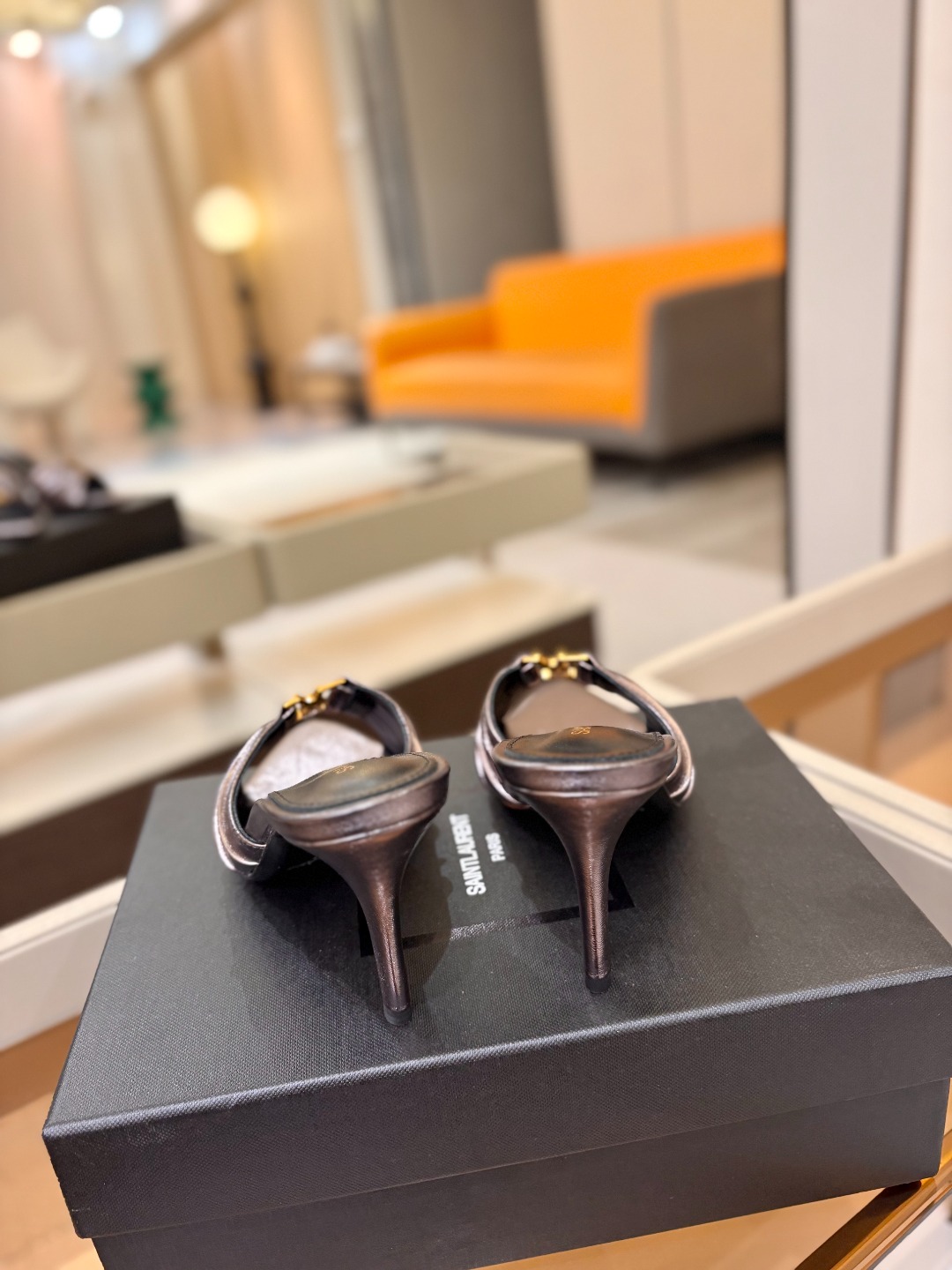 YSL「SAINT LAURENT*」 夏季新品 尖头优雅大气高跟拖鞋 —————————— 尖头设计拉长腿部线条, YSL「SAINT LAURENT*」 夏季新品 尖头优雅大气高跟拖鞋 —————————— 尖头设计拉长腿部线条,