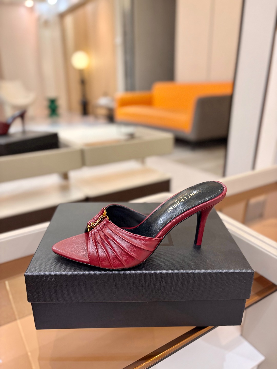 YSL「SAINT LAURENT*」  夏季新品 尖头优雅大气高跟拖鞋 ——————————  尖头设计拉长腿部线条，