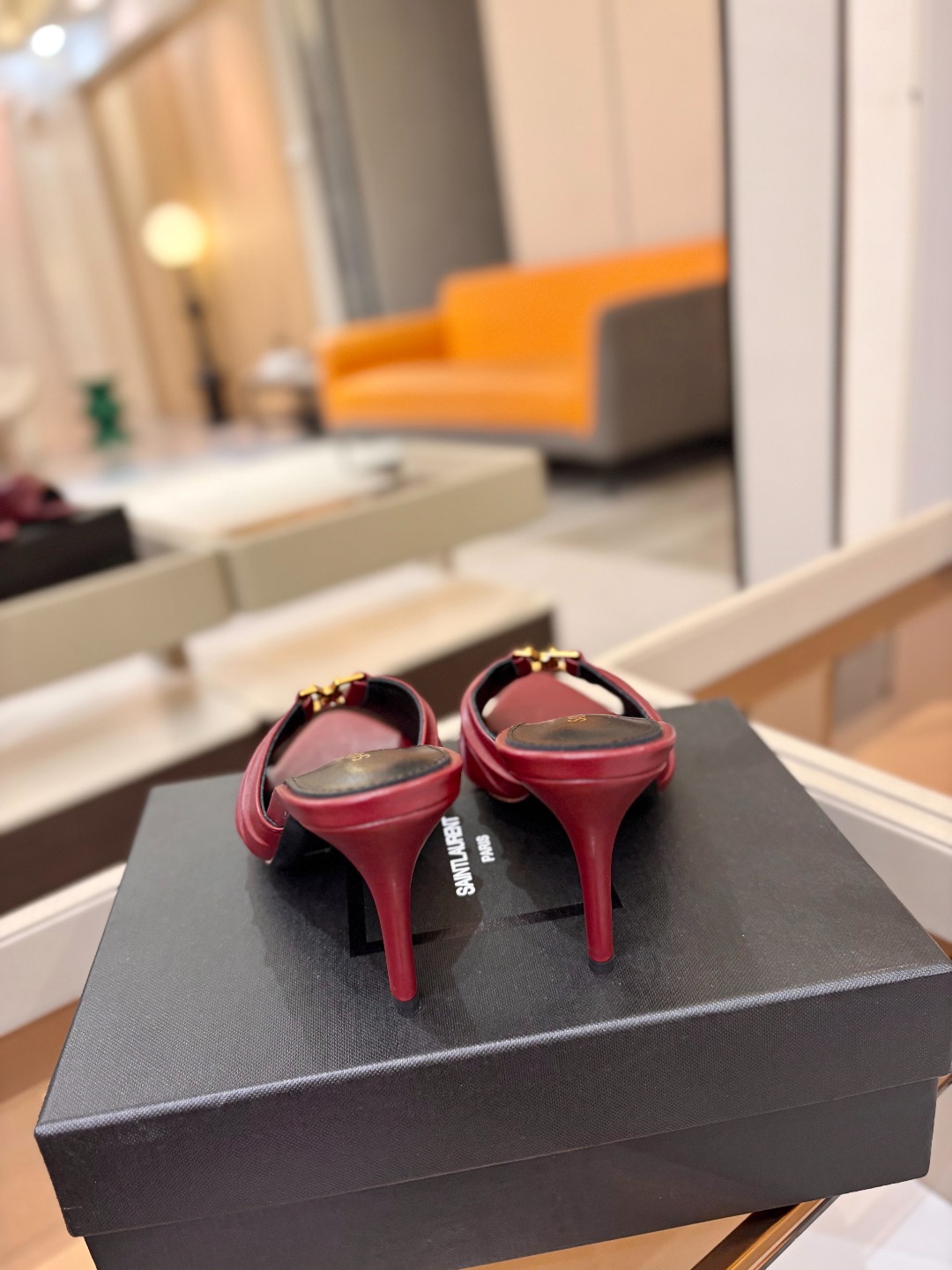 YSL「SAINT LAURENT*」 夏季新品 尖头优雅大气高跟拖鞋 —————————— 尖头设计拉长腿部线条, YSL「SAINT LAURENT*」 夏季新品 尖头优雅大气高跟拖鞋 —————————— 尖头设计拉长腿部线条,