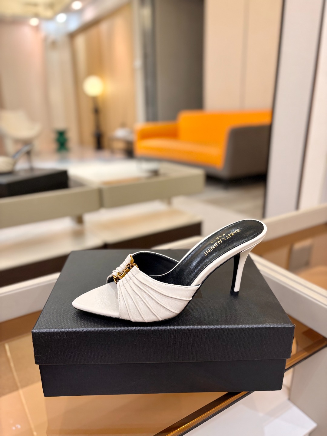 YSL「SAINT LAURENT*」  夏季新品 尖头优雅大气高跟拖鞋 ——————————  尖头设计拉长腿部线条，