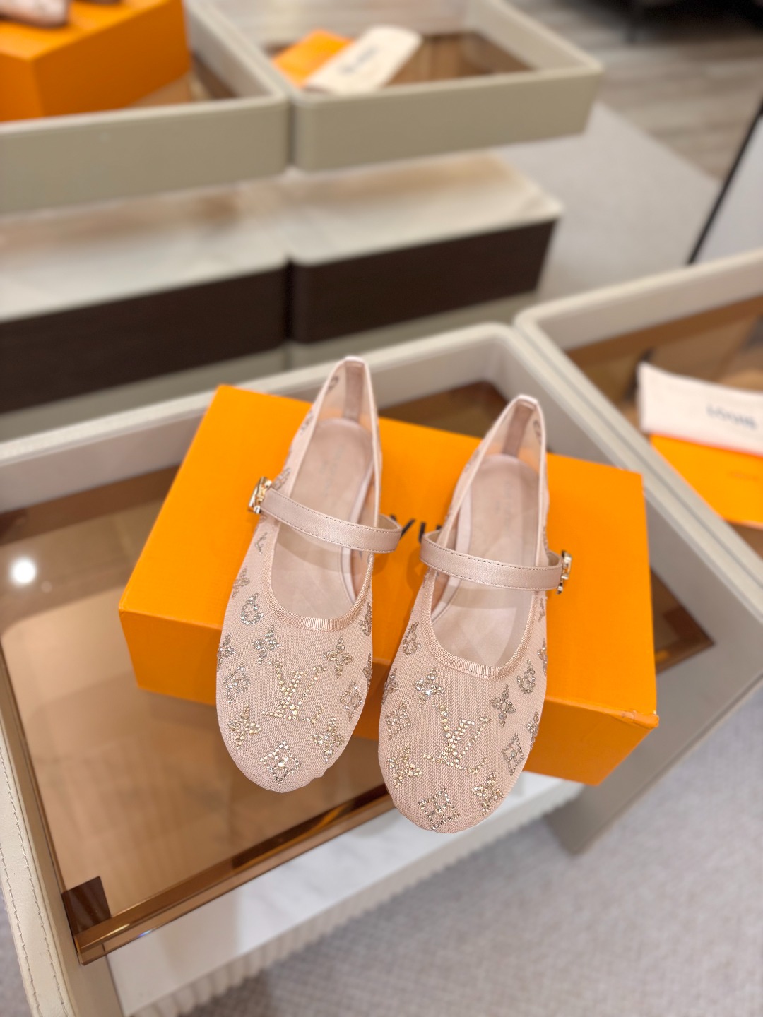 、 Louis Vuitton 官网夏日系列!完美楦型、 新品网钻平底鞋🆕、官网同步更新 Lv烫钻“logo”饰以点缀 、 Louis Vuitton 官网夏日系列!完美楦型、 新品网钻平底鞋🆕、官网同步更新 Lv烫钻“logo”饰以点缀