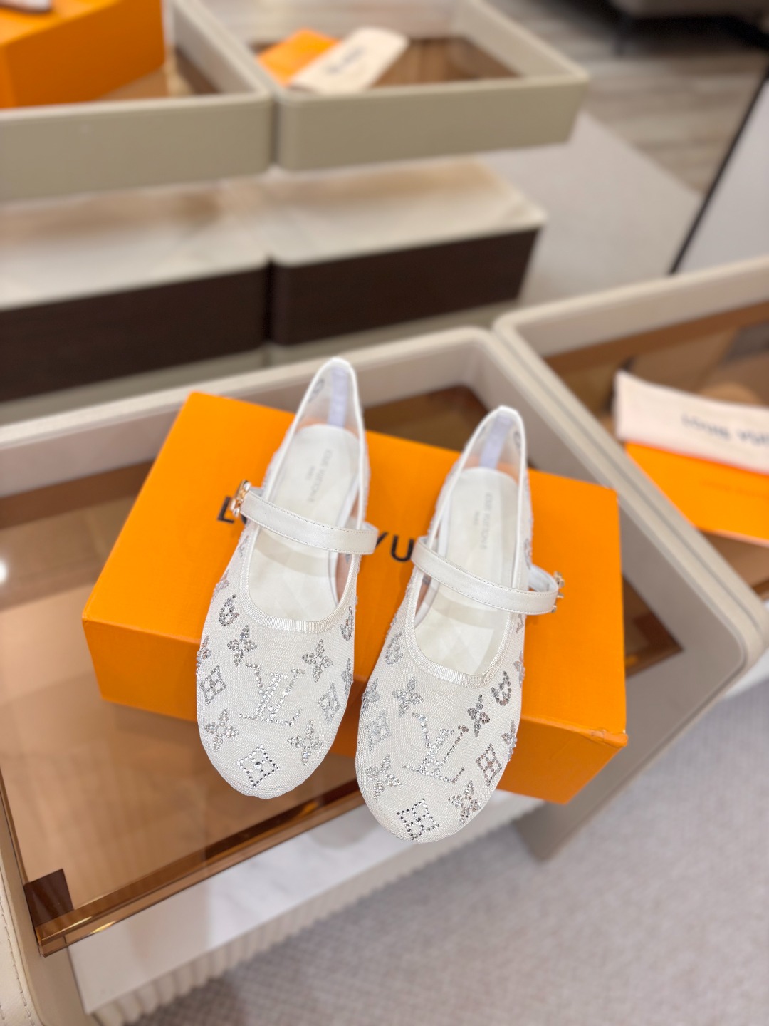 、 Louis Vuitton 官网夏日系列!完美楦型、 新品网钻平底鞋🆕、官网同步更新 Lv烫钻“logo”饰以点缀 、 Louis Vuitton 官网夏日系列!完美楦型、 新品网钻平底鞋🆕、官网同步更新 Lv烫钻“logo”饰以点缀