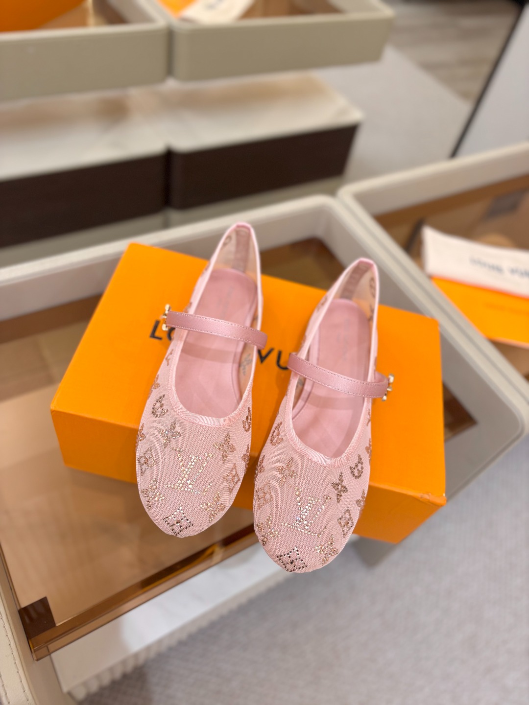 、 Louis Vuitton 官网夏日系列!完美楦型、 新品网钻平底鞋🆕、官网同步更新 Lv烫钻“logo”饰以点缀 、 Louis Vuitton 官网夏日系列!完美楦型、 新品网钻平底鞋🆕、官网同步更新 Lv烫钻“logo”饰以点缀