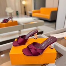 Louis Vuitton 官网夏日系列!完美楦型、 新品水钻高跟拖鞋🆕、官网同步更新 Lv电镀水钻“logo”饰以点 Louis Vuitton 官网夏日系列!完美楦型、 新品水钻高跟拖鞋🆕、官网同步更新 Lv电镀水钻“logo”饰以点