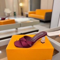 Louis Vuitton 官网夏日系列!完美楦型、 新品水钻高跟拖鞋🆕、官网同步更新 Lv电镀水钻“logo”饰以点 Louis Vuitton 官网夏日系列!完美楦型、 新品水钻高跟拖鞋🆕、官网同步更新 Lv电镀水钻“logo”饰以点