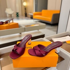 Louis Vuitton 官网夏日系列!完美楦型、 新品水钻高跟拖鞋🆕、官网同步更新 Lv电镀水钻“logo”饰以点 Louis Vuitton 官网夏日系列!完美楦型、 新品水钻高跟拖鞋🆕、官网同步更新 Lv电镀水钻“logo”饰以点