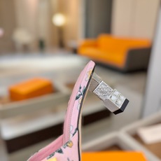 Louis Vuitton 官网夏日系列!完美楦型、 新品水钻高跟拖鞋🆕、官网同步更新 Lv电镀水钻“logo”饰以点 Louis Vuitton 官网夏日系列!完美楦型、 新品水钻高跟拖鞋🆕、官网同步更新 Lv电镀水钻“logo”饰以点