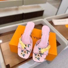 Louis Vuitton 官网夏日系列!完美楦型、 新品水钻高跟拖鞋🆕、官网同步更新 Lv电镀水钻“logo”饰以点 Louis Vuitton 官网夏日系列!完美楦型、 新品水钻高跟拖鞋🆕、官网同步更新 Lv电镀水钻“logo”饰以点