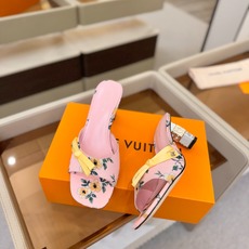 Louis Vuitton 官网夏日系列!完美楦型、 新品水钻高跟拖鞋🆕、官网同步更新 Lv电镀水钻“logo”饰以点 Louis Vuitton 官网夏日系列!完美楦型、 新品水钻高跟拖鞋🆕、官网同步更新 Lv电镀水钻“logo”饰以点