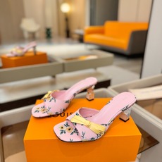 Louis Vuitton 官网夏日系列!完美楦型、 新品水钻高跟拖鞋🆕、官网同步更新 Lv电镀水钻“logo”饰以点 Louis Vuitton 官网夏日系列!完美楦型、 新品水钻高跟拖鞋🆕、官网同步更新 Lv电镀水钻“logo”饰以点