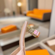 Louis Vuitton 官网夏日系列!完美楦型、 新品水钻高跟拖鞋🆕、官网同步更新 Lv电镀水钻“logo”饰以点 Louis Vuitton 官网夏日系列!完美楦型、 新品水钻高跟拖鞋🆕、官网同步更新 Lv电镀水钻“logo”饰以点