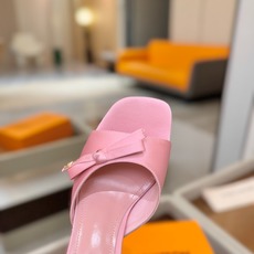 Louis Vuitton 官网夏日系列!完美楦型、 新品水钻高跟拖鞋🆕、官网同步更新 Lv电镀水钻“logo”饰以点 Louis Vuitton 官网夏日系列!完美楦型、 新品水钻高跟拖鞋🆕、官网同步更新 Lv电镀水钻“logo”饰以点