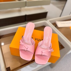 Louis Vuitton 官网夏日系列!完美楦型、 新品水钻高跟拖鞋🆕、官网同步更新 Lv电镀水钻“logo”饰以点 Louis Vuitton 官网夏日系列!完美楦型、 新品水钻高跟拖鞋🆕、官网同步更新 Lv电镀水钻“logo”饰以点