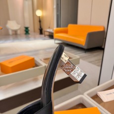 Louis Vuitton 官网夏日系列!完美楦型、 新品水钻高跟拖鞋🆕、官网同步更新 Lv电镀水钻“logo”饰以点 Louis Vuitton 官网夏日系列!完美楦型、 新品水钻高跟拖鞋🆕、官网同步更新 Lv电镀水钻“logo”饰以点