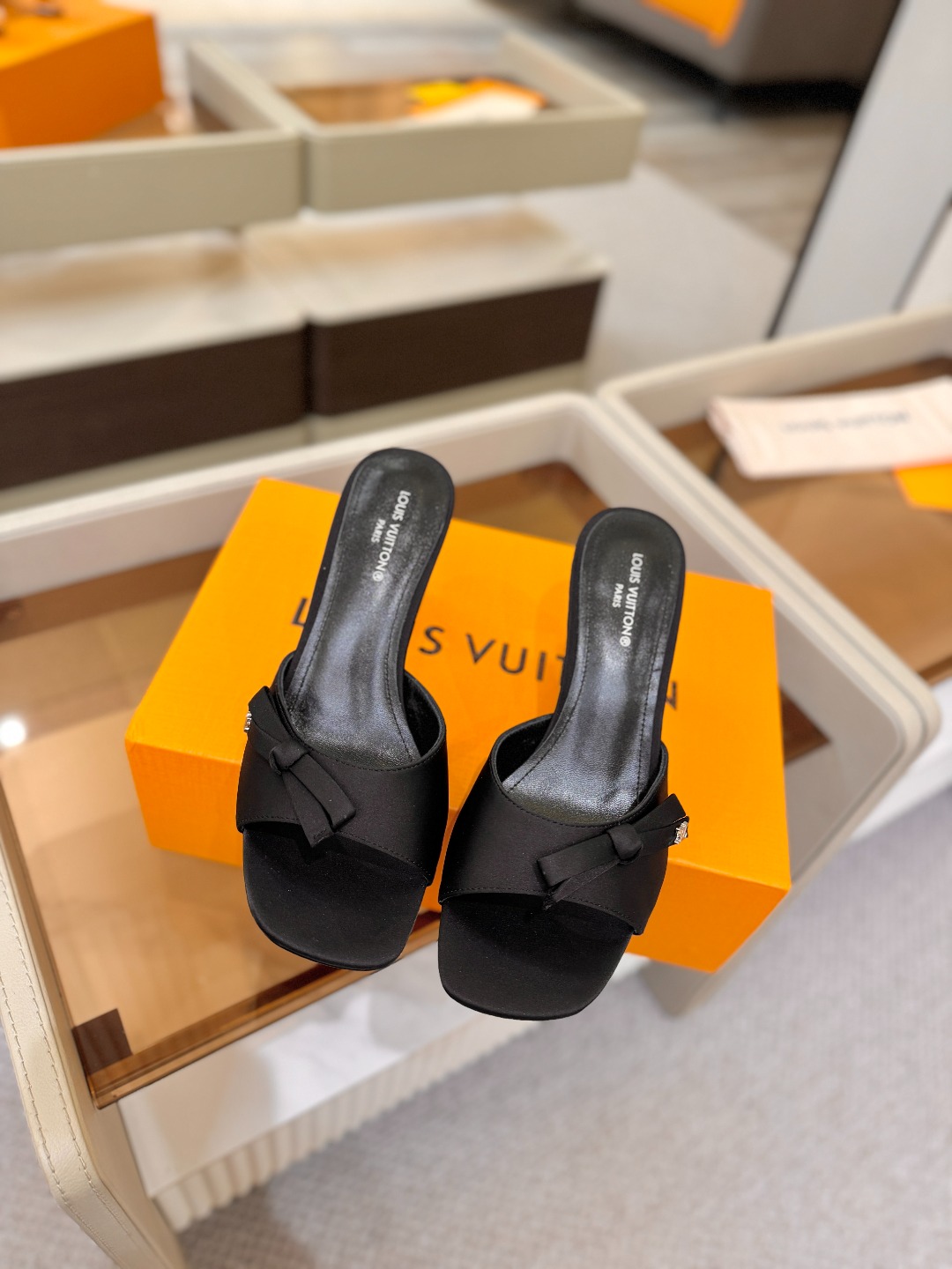 Louis Vuitton 官网夏日系列!完美楦型、 新品水钻高跟拖鞋🆕、官网同步更新 Lv电镀水钻“logo”饰以点 Louis Vuitton 官网夏日系列!完美楦型、 新品水钻高跟拖鞋🆕、官网同步更新 Lv电镀水钻“logo”饰以点