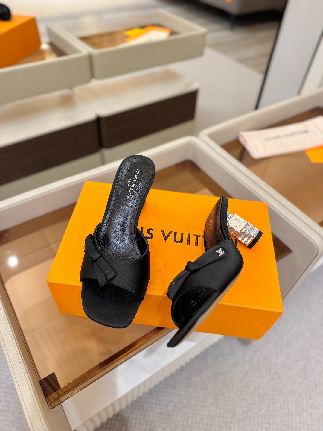 Louis Vuitton 官网夏日系列!完美楦型、 新品水钻高跟拖鞋🆕、官网同步更新 Lv电镀水钻“logo”饰以点 Louis Vuitton 官网夏日系列!完美楦型、 新品水钻高跟拖鞋🆕、官网同步更新 Lv电镀水钻“logo”饰以点