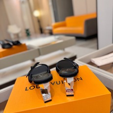 Louis Vuitton 官网夏日系列!完美楦型、 新品水钻高跟拖鞋🆕、官网同步更新 Lv电镀水钻“logo”饰以点 Louis Vuitton 官网夏日系列!完美楦型、 新品水钻高跟拖鞋🆕、官网同步更新 Lv电镀水钻“logo”饰以点