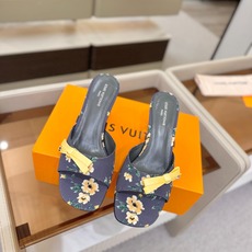 Louis Vuitton 官网夏日系列!完美楦型、 新品水钻高跟拖鞋🆕、官网同步更新 Lv电镀水钻“logo”饰以点 Louis Vuitton 官网夏日系列!完美楦型、 新品水钻高跟拖鞋🆕、官网同步更新 Lv电镀水钻“logo”饰以点