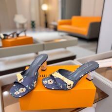 Louis Vuitton 官网夏日系列!完美楦型、 新品水钻高跟拖鞋🆕、官网同步更新 Lv电镀水钻“logo”饰以点 Louis Vuitton 官网夏日系列!完美楦型、 新品水钻高跟拖鞋🆕、官网同步更新 Lv电镀水钻“logo”饰以点