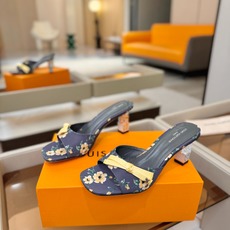 Louis Vuitton 官网夏日系列!完美楦型、 新品水钻高跟拖鞋🆕、官网同步更新 Lv电镀水钻“logo”饰以点 Louis Vuitton 官网夏日系列!完美楦型、 新品水钻高跟拖鞋🆕、官网同步更新 Lv电镀水钻“logo”饰以点