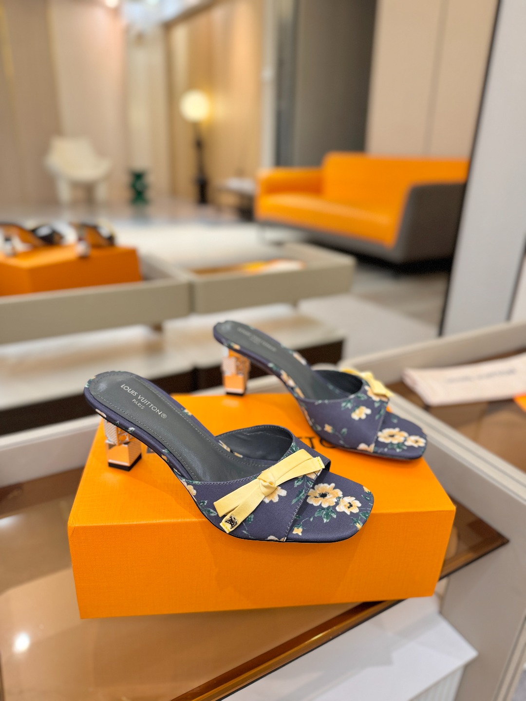 Louis Vuitton 官网夏日系列!完美楦型、 新品水钻高跟拖鞋🆕、官网同步更新 Lv电镀水钻“logo”饰以点 Louis Vuitton 官网夏日系列!完美楦型、 新品水钻高跟拖鞋🆕、官网同步更新 Lv电镀水钻“logo”饰以点