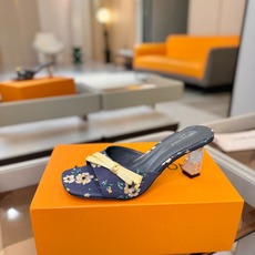 Louis Vuitton 官网夏日系列!完美楦型、 新品水钻高跟拖鞋🆕、官网同步更新 Lv电镀水钻“logo”饰以点 Louis Vuitton 官网夏日系列!完美楦型、 新品水钻高跟拖鞋🆕、官网同步更新 Lv电镀水钻“logo”饰以点