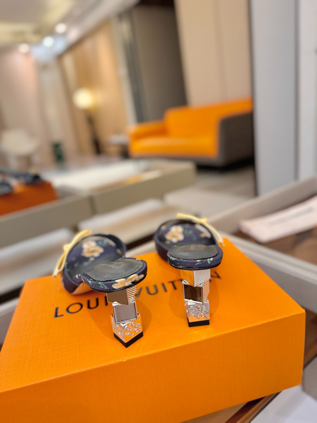 Louis Vuitton 官网夏日系列!完美楦型、 新品水钻高跟拖鞋🆕、官网同步更新 Lv电镀水钻“logo”饰以点 Louis Vuitton 官网夏日系列!完美楦型、 新品水钻高跟拖鞋🆕、官网同步更新 Lv电镀水钻“logo”饰以点