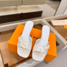 Louis Vuitton 官网夏日系列!完美楦型、 新品水钻高跟拖鞋🆕、官网同步更新 Lv电镀水钻“logo”饰以点 Louis Vuitton 官网夏日系列!完美楦型、 新品水钻高跟拖鞋🆕、官网同步更新 Lv电镀水钻“logo”饰以点