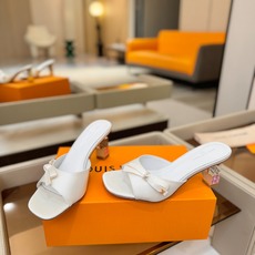 Louis Vuitton 官网夏日系列!完美楦型、 新品水钻高跟拖鞋🆕、官网同步更新 Lv电镀水钻“logo”饰以点 Louis Vuitton 官网夏日系列!完美楦型、 新品水钻高跟拖鞋🆕、官网同步更新 Lv电镀水钻“logo”饰以点