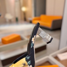 Louis Vuitton 官网夏日系列!完美楦型、 新品水钻高跟拖鞋🆕、官网同步更新 Lv电镀水钻“logo”饰以点 Louis Vuitton 官网夏日系列!完美楦型、 新品水钻高跟拖鞋🆕、官网同步更新 Lv电镀水钻“logo”饰以点