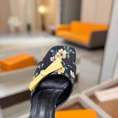 Louis Vuitton 官网夏日系列!完美楦型、 新品水钻高跟拖鞋🆕、官网同步更新 Lv电镀水钻“logo”饰以点 Louis Vuitton 官网夏日系列!完美楦型、 新品水钻高跟拖鞋🆕、官网同步更新 Lv电镀水钻“logo”饰以点
