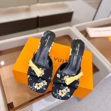 Louis Vuitton 官网夏日系列!完美楦型、 新品水钻高跟拖鞋🆕、官网同步更新 Lv电镀水钻“logo”饰以点 Louis Vuitton 官网夏日系列!完美楦型、 新品水钻高跟拖鞋🆕、官网同步更新 Lv电镀水钻“logo”饰以点