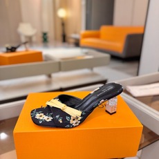 Louis Vuitton 官网夏日系列!完美楦型、 新品水钻高跟拖鞋🆕、官网同步更新 Lv电镀水钻“logo”饰以点 Louis Vuitton 官网夏日系列!完美楦型、 新品水钻高跟拖鞋🆕、官网同步更新 Lv电镀水钻“logo”饰以点