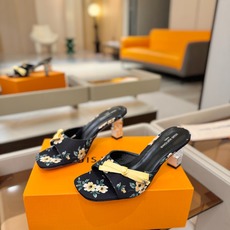 Louis Vuitton 官网夏日系列!完美楦型、 新品水钻高跟拖鞋🆕、官网同步更新 Lv电镀水钻“logo”饰以点 Louis Vuitton 官网夏日系列!完美楦型、 新品水钻高跟拖鞋🆕、官网同步更新 Lv电镀水钻“logo”饰以点