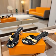 Louis Vuitton 官网夏日系列!完美楦型、 新品水钻高跟拖鞋🆕、官网同步更新 Lv电镀水钻“logo”饰以点 Louis Vuitton 官网夏日系列!完美楦型、 新品水钻高跟拖鞋🆕、官网同步更新 Lv电镀水钻“logo”饰以点