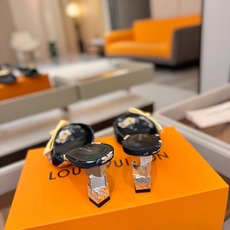 Louis Vuitton 官网夏日系列!完美楦型、 新品水钻高跟拖鞋🆕、官网同步更新 Lv电镀水钻“logo”饰以点 Louis Vuitton 官网夏日系列!完美楦型、 新品水钻高跟拖鞋🆕、官网同步更新 Lv电镀水钻“logo”饰以点