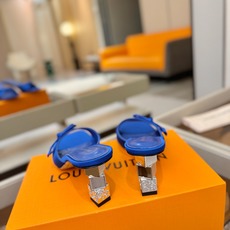 Louis Vuitton 官网夏日系列!完美楦型、 新品水钻高跟拖鞋🆕、官网同步更新 Lv电镀水钻“logo”饰以点 Louis Vuitton 官网夏日系列!完美楦型、 新品水钻高跟拖鞋🆕、官网同步更新 Lv电镀水钻“logo”饰以点