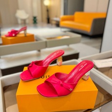 Louis Vuitton 官网夏日系列!完美楦型、 新品水钻高跟拖鞋🆕、官网同步更新 Lv电镀水钻“logo”饰以点 Louis Vuitton 官网夏日系列!完美楦型、 新品水钻高跟拖鞋🆕、官网同步更新 Lv电镀水钻“logo”饰以点