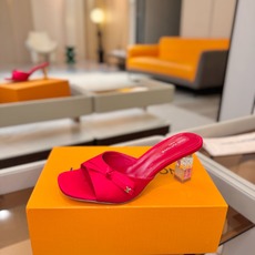 Louis Vuitton 官网夏日系列!完美楦型、 新品水钻高跟拖鞋🆕、官网同步更新 Lv电镀水钻“logo”饰以点 Louis Vuitton 官网夏日系列!完美楦型、 新品水钻高跟拖鞋🆕、官网同步更新 Lv电镀水钻“logo”饰以点
