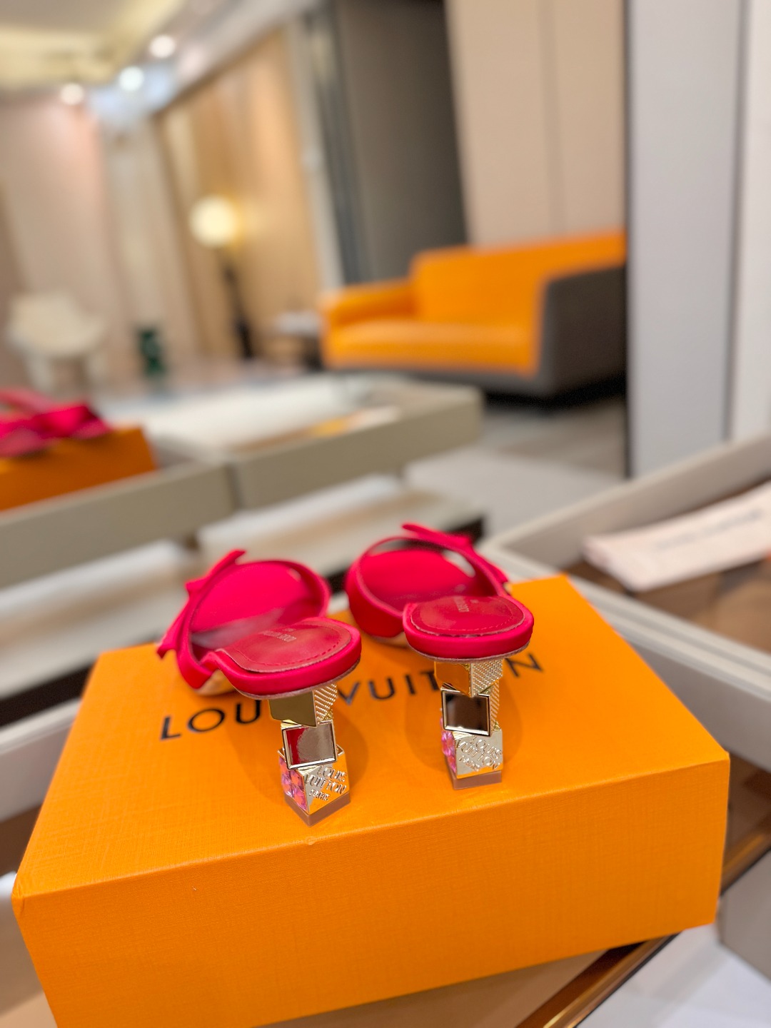 Louis Vuitton 官网夏日系列!完美楦型、 新品水钻高跟拖鞋🆕、官网同步更新 Lv电镀水钻“logo”饰以点 Louis Vuitton 官网夏日系列!完美楦型、 新品水钻高跟拖鞋🆕、官网同步更新 Lv电镀水钻“logo”饰以点