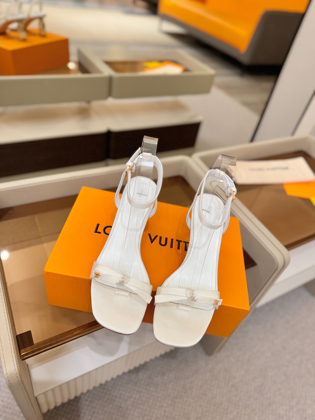 Louis Vuitton 官网夏日系列!完美楦型、 新品水钻高跟凉鞋🆕、官网同步更新 Lv电镀水钻“logo”饰以点 Louis Vuitton 官网夏日系列!完美楦型、 新品水钻高跟凉鞋🆕、官网同步更新 Lv电镀水钻“logo”饰以点