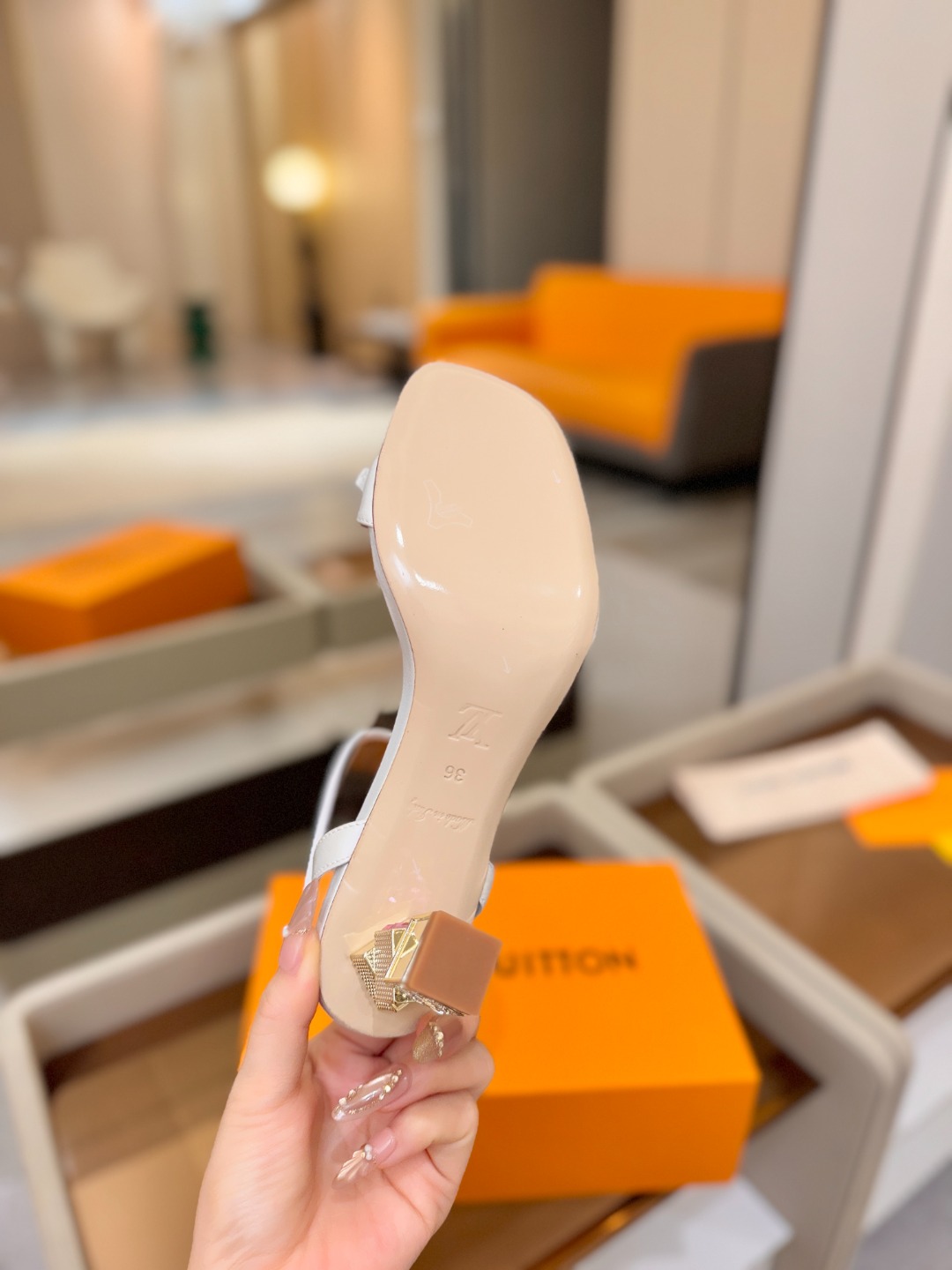 Louis Vuitton 官网夏日系列!完美楦型、 新品水钻高跟凉鞋🆕、官网同步更新 Lv电镀水钻“logo”饰以点 Louis Vuitton 官网夏日系列!完美楦型、 新品水钻高跟凉鞋🆕、官网同步更新 Lv电镀水钻“logo”饰以点
